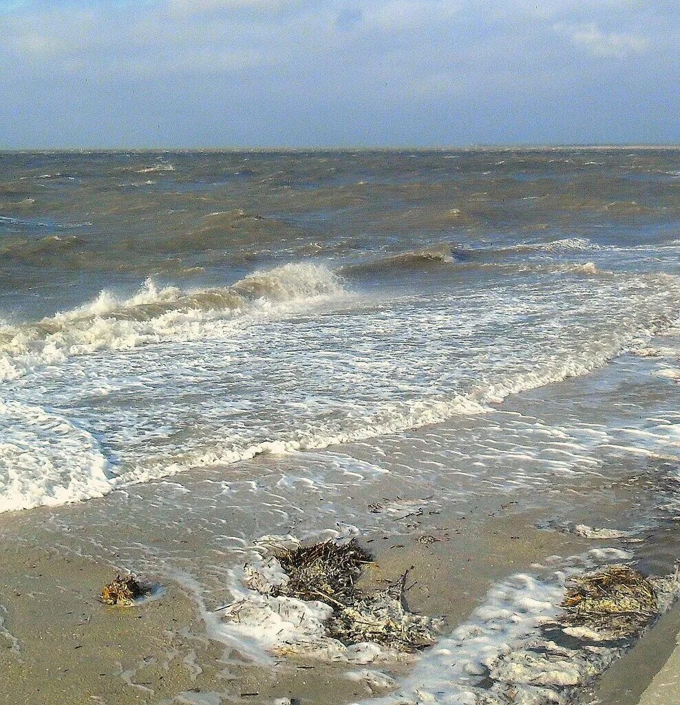 Море гудело грозно выделяясь. Ветер на море.