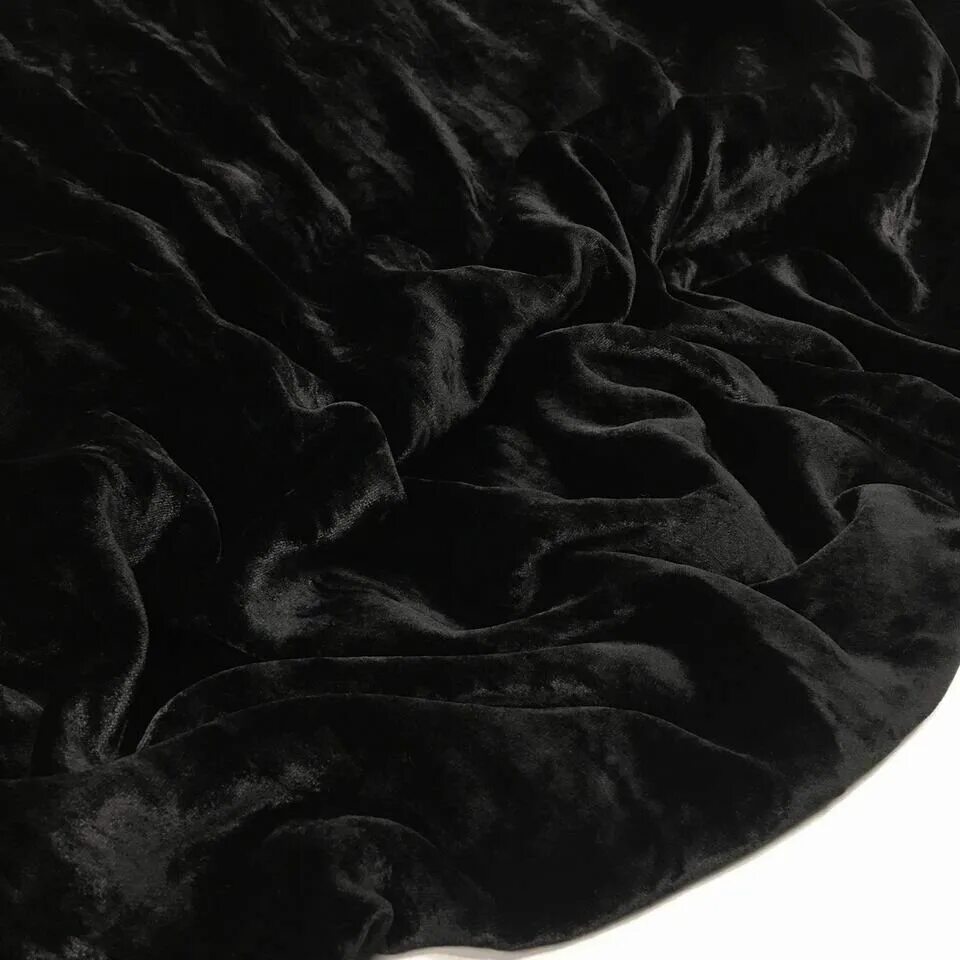 фото черного бархата. черный вельвет ткань. черный бархат цвет. бархат aldabra nero. велюр блэк 10.