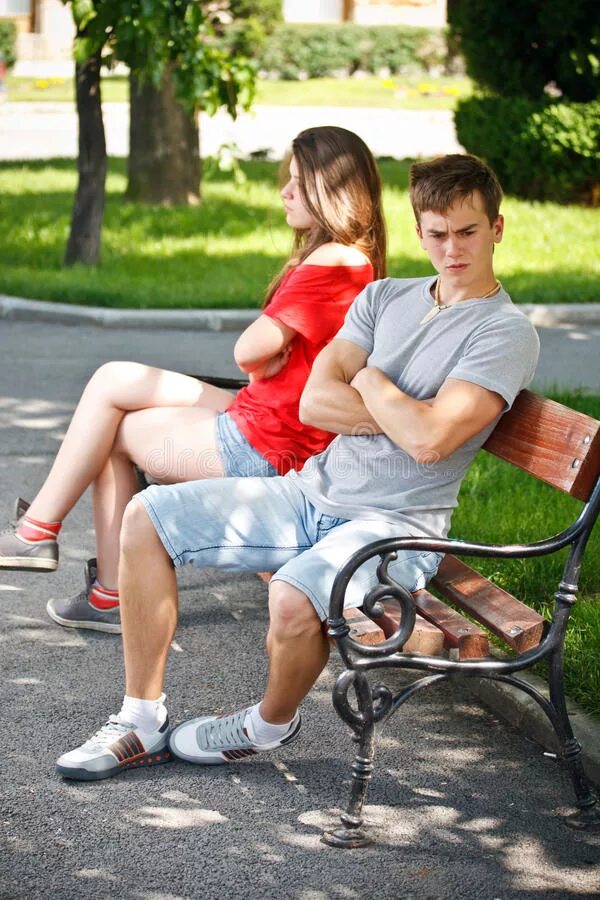 Мужчина в парке на скамейке. Пара сидит на лавочке. Подростки сидят на лавочке. Парень сидит на скамейке. Sit on a bench