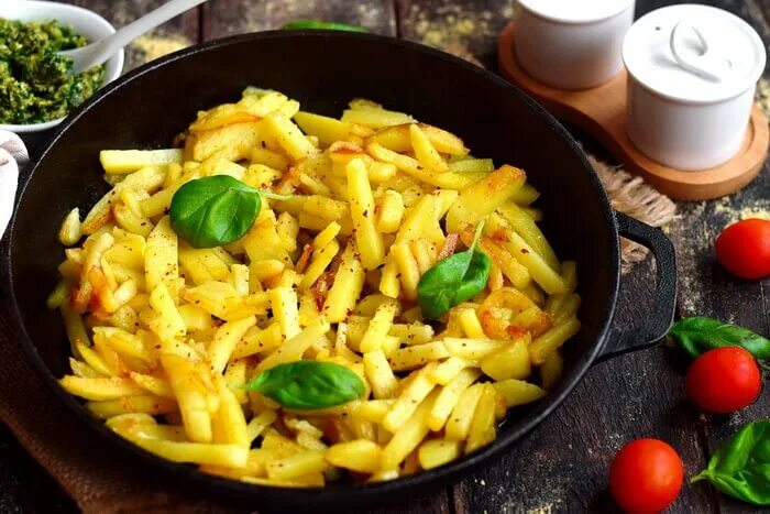 жарка картошки от ивлева. картофель по деревенски на деревянном столе. картошка на чугунной сковороде. ивлеев картошка жареная. жарка картошки от ивлева.