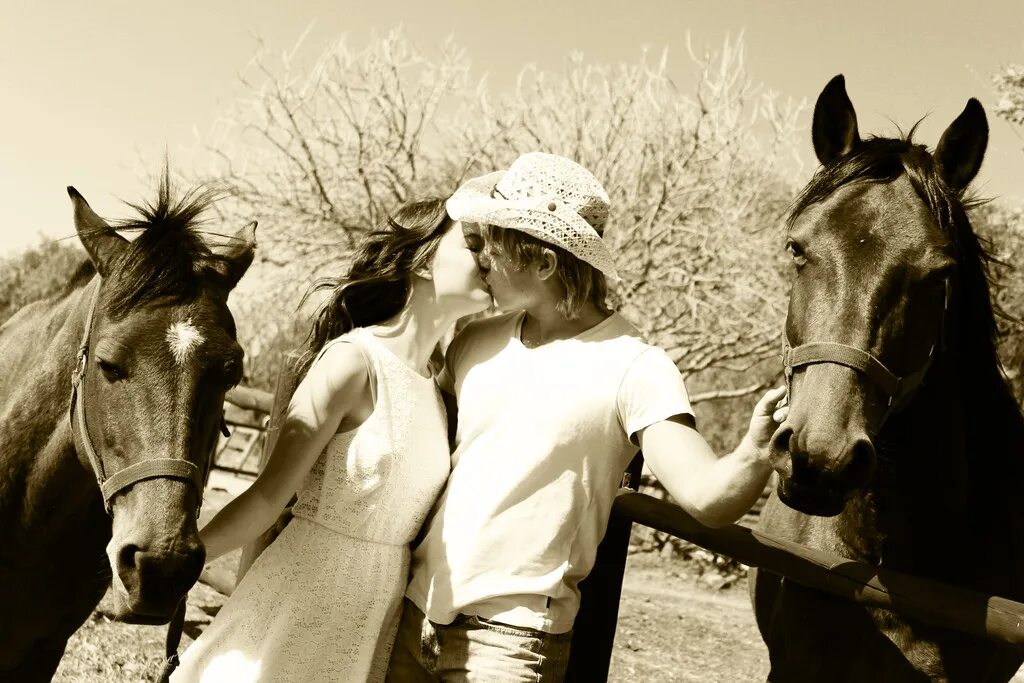 Like country. Влюбленные кони. Греция влюбленные на лошадях. Статусы двое влюбленных на лошадях. Фото красивых пар влюбленных на лошадях.