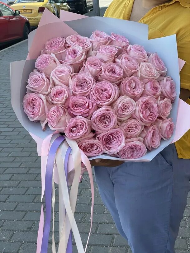 Курьер с цветами фото настоящей. Букет из роз джумилия. Курьер цветы новосибирск. 11 роз мисс пигги. Алматы розы.