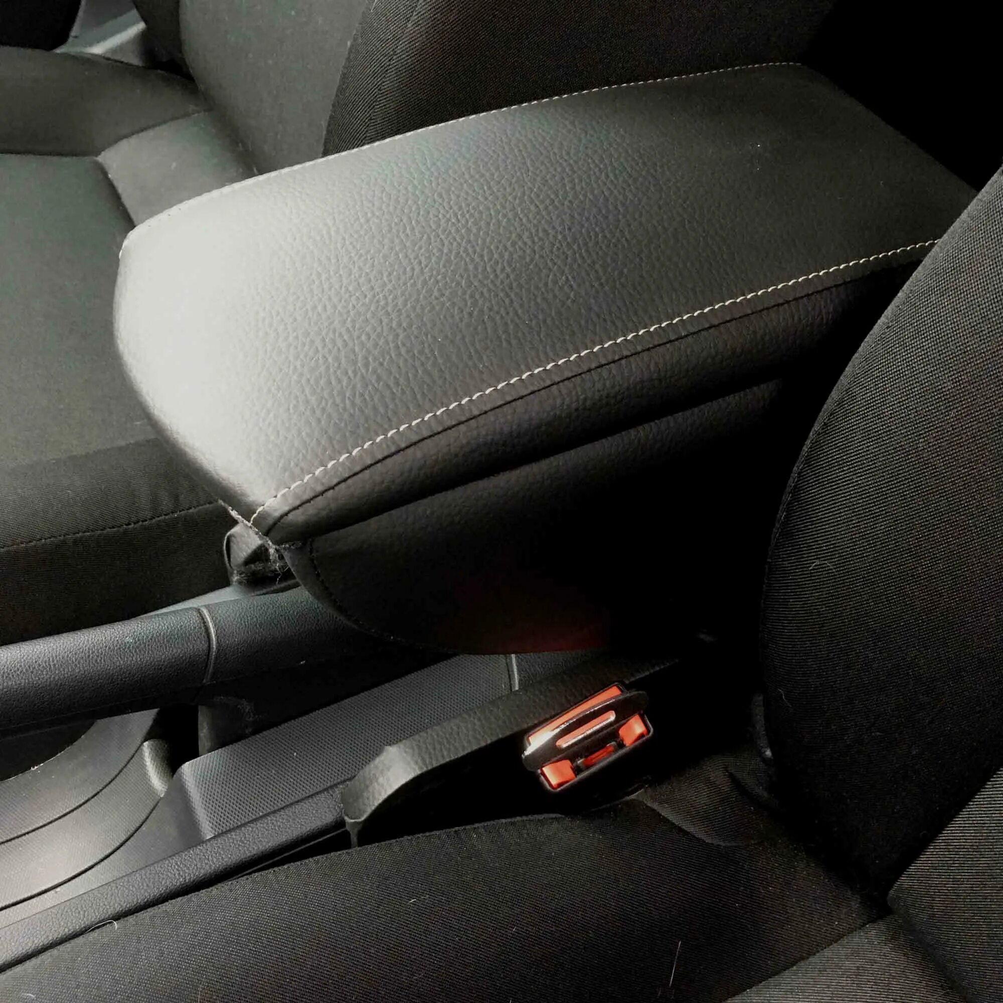 Подлокотник в рапид, почти оригинал - Skoda Rapid (1G), 1,6 л, 2016 года аксессу