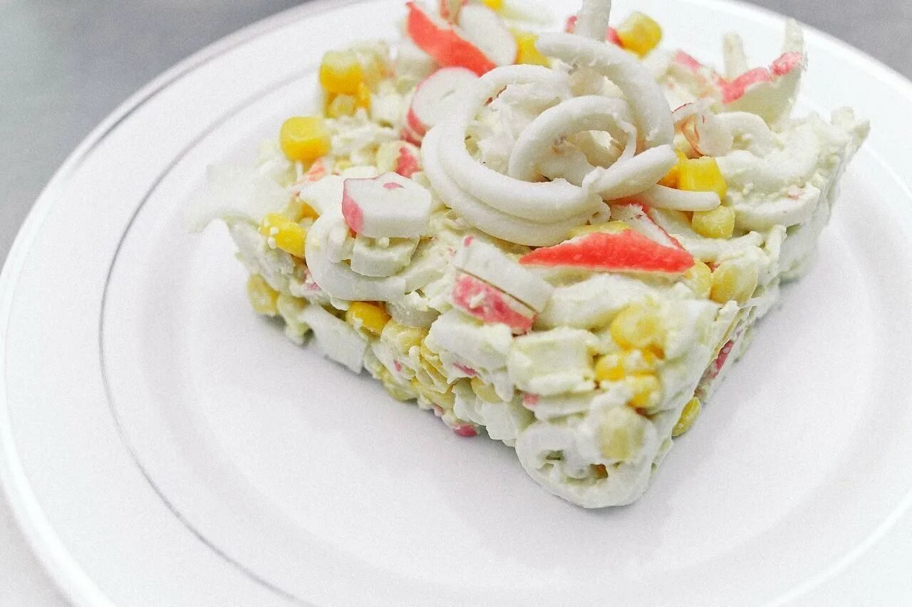 Салат с кальмарами и крабовыми палочками и кукурузой. Салат с кальмаром и крабовыми палочками и яйцом. Салат с кальмарами и кукурузой. Крабовый салат 200 гр. Салат из кальмаров и крабовых палочек.