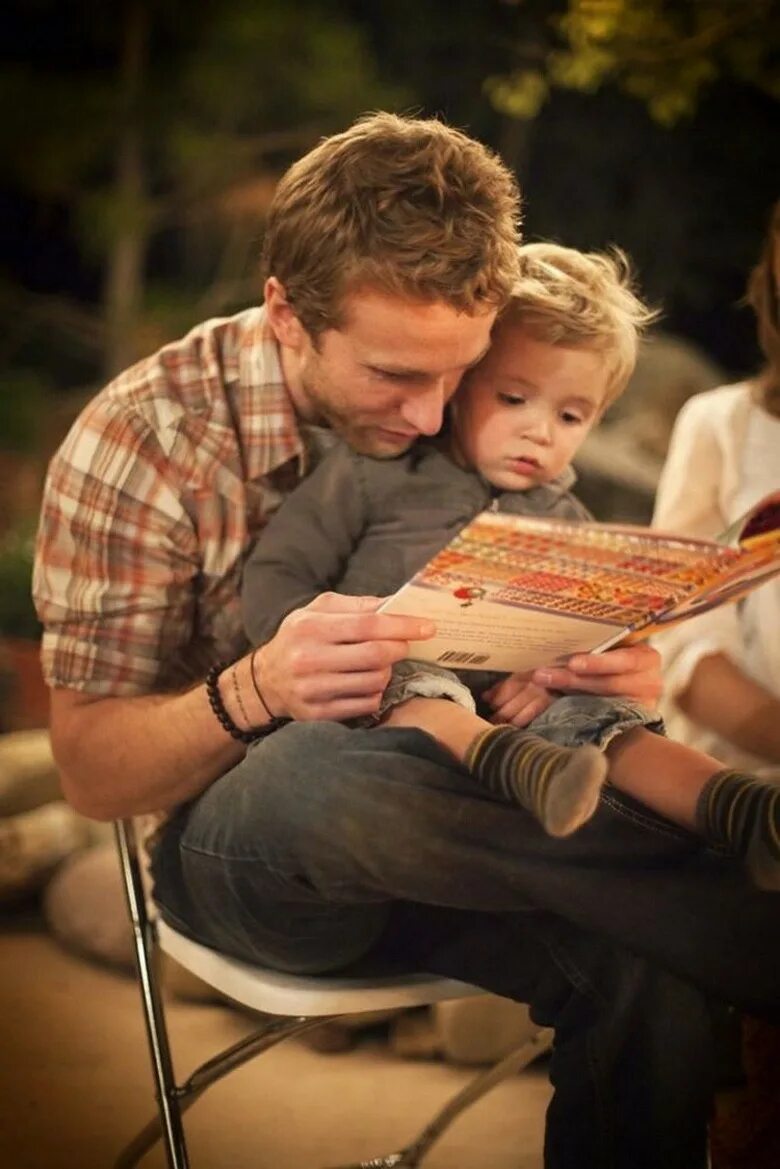 Мама читает сыну книги 2. Родители и дети. Семья читает книгу. Чтение для детей. Чтение книг дети.