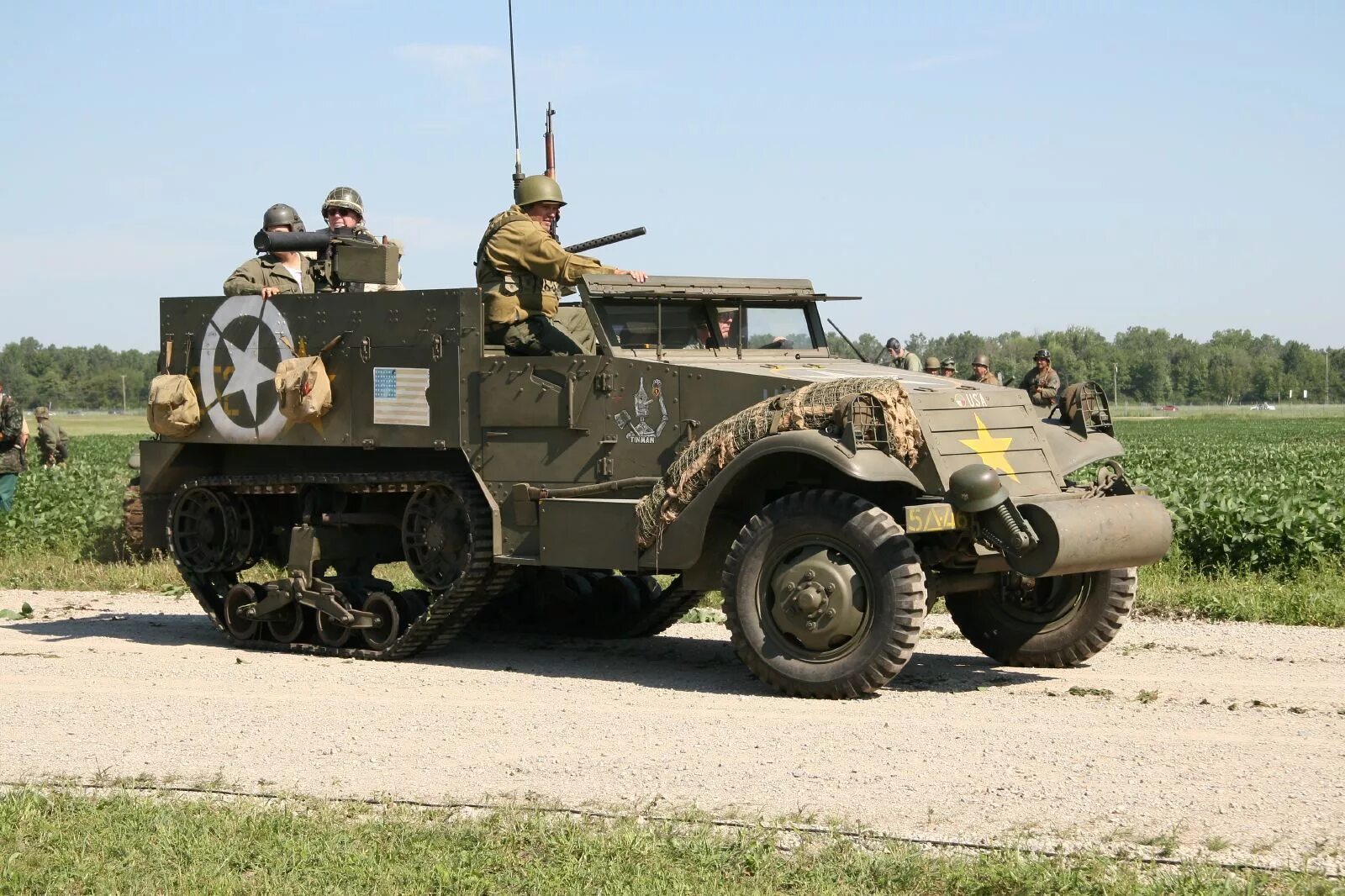 2 военная 3. M3 Halftrack. M3 бронетранспортёр. Американский полугусеничный бронетранспортер м3. M3 half-track.