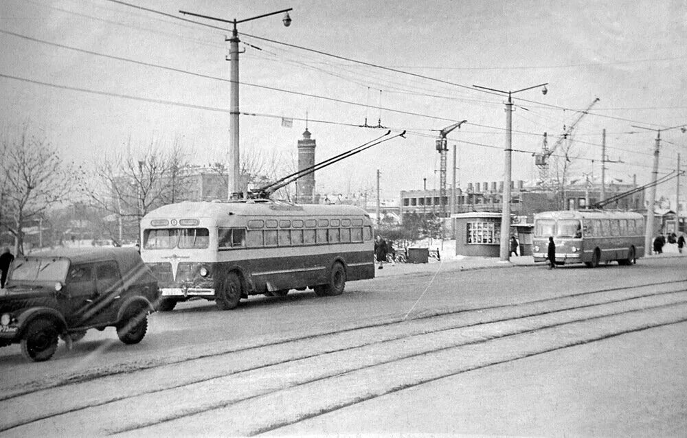 Омск проспект маркса 1950. Омск 1955. Старый театр музкомедии омск. История омского троллейбуса. Омск 1950.