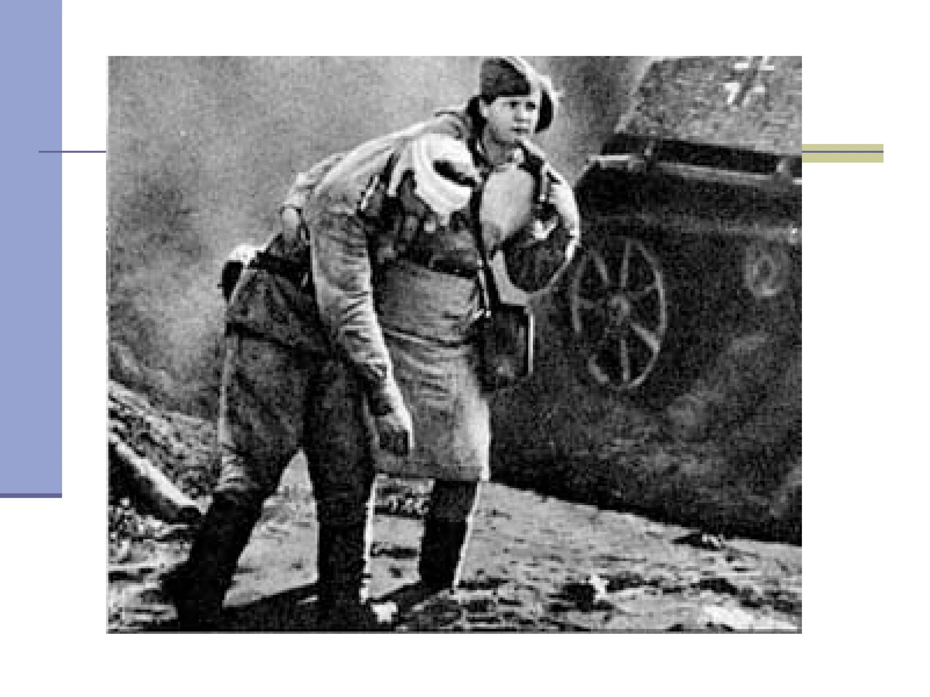 Выносит с поля боя раненого. Медсестра выносит раненого с поля боя. санитары великой отечественной войны.