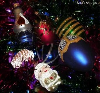 Новогодние игрушки свечи и хлопушки полуголые подружки