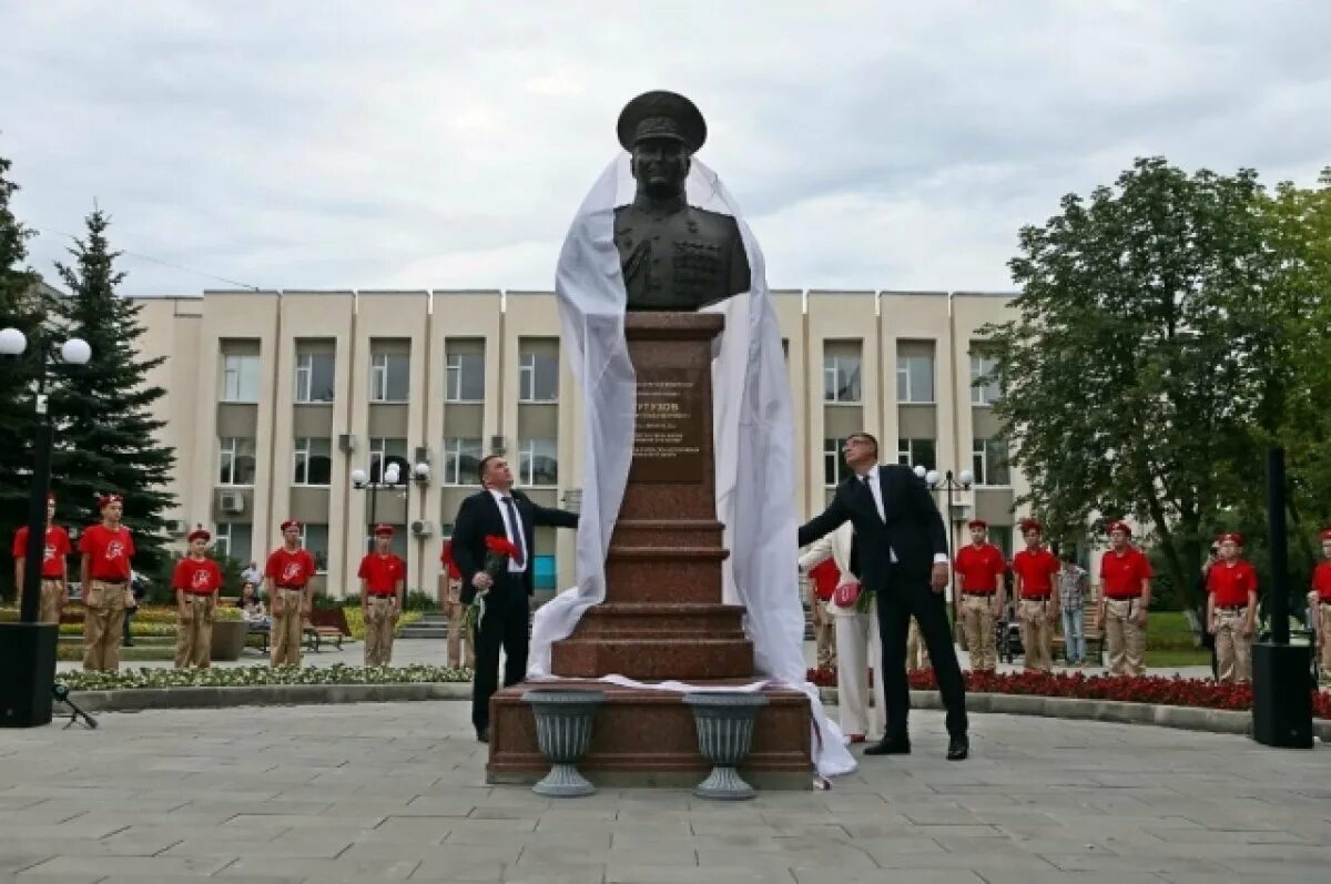 Памятник пушкину аникушина в санкт-петербурге. Открытие памятника пушкину во владимире. Памятник пушкина во владимире. Памятник а. Памятник в парке пушкина во владимире пушкину.
