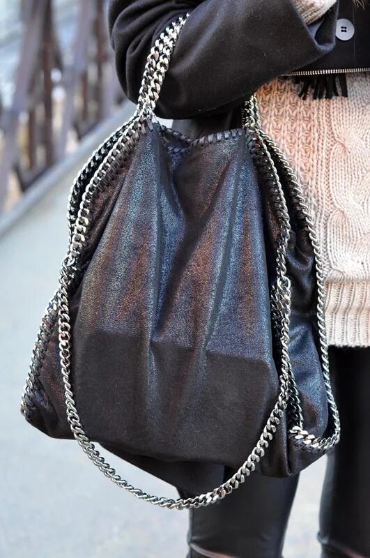 Купить длинные сумки. Falabella Stella MCCARTNEY рюкзак. Сумка Stella MCCARTNEY С цепями черная. Сумка Stella MCCARTNEY С цепями.