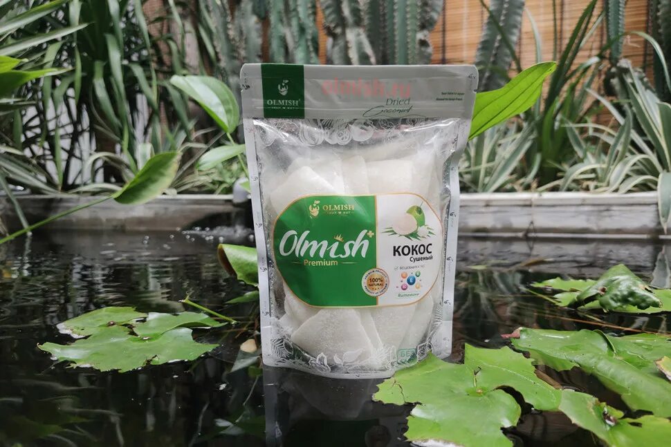 Кусочки кокоса без фона. Кокосовое молоко coconut. Сахар кокосовый 100 гр. Кокос на белом фоне. Свежий кокос.