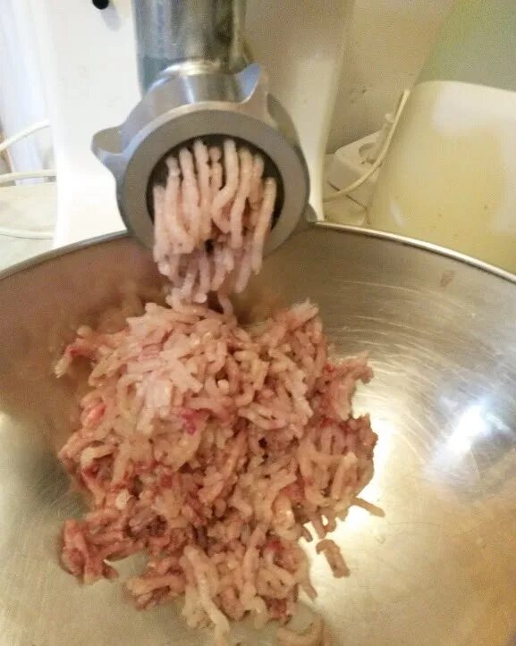 Фарш из щуки для котлет как сделать. Рыба через мясорубку. пропущенная через мясорубку рыба. рыбный фарш через мясорубку. филе рыбы через мясорубку.