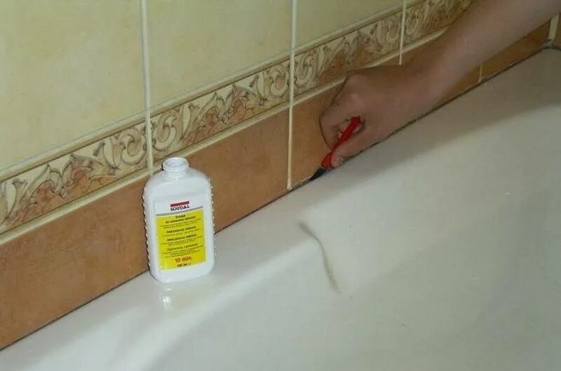 Плесень на герметике в ванной. Шов между ванной и стеной. Герметик для ванной. Герметик от плесени в ванной. Ванная с силиконовым герметиком.