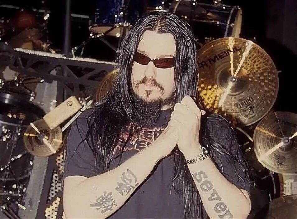 Мик томсон без маски. Мик томсон без маски. Гитарист слипкнот мик томсон без маски. Mick thomson без маски. Slipknot без масок гитарист.