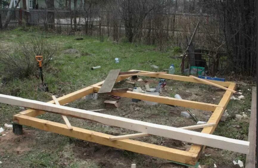 Фундамент для теплицы из блоков 20х20х40. Ленточный бетонный фундамент под теплицу. Лаги пола из бруса 150х50. Беседка намфундаменте. Бетонные столбики под лаги для пола.