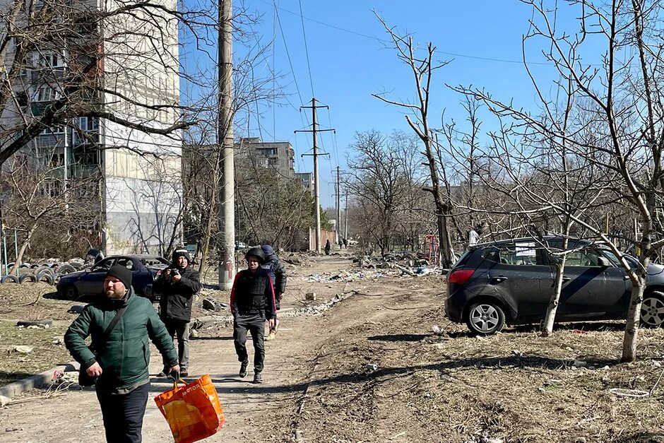 Мы выжили в мариуполе. Мариуполь люди. Мариуполь мародерство. Штурм Мариуполя 2022.