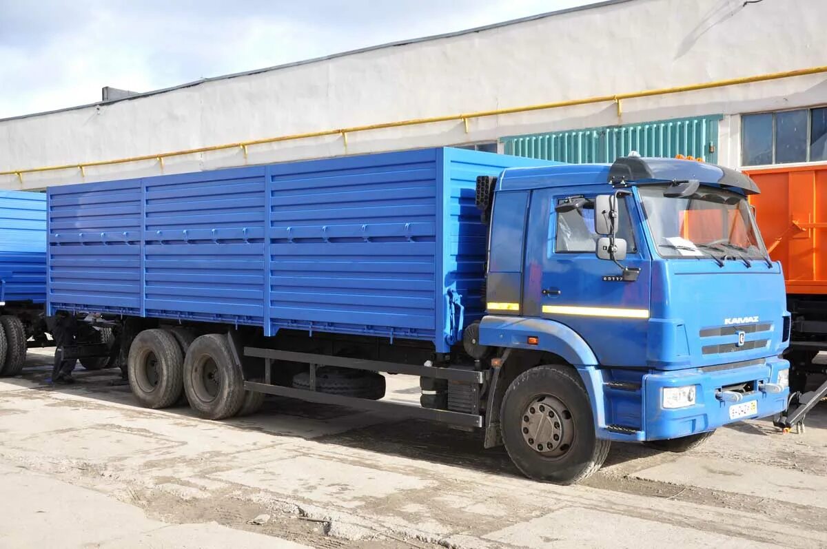 Камаз 65117 бортовой зерновоз с прицепом. Камаз 65115 зерновоз с прицепом бортовой. Камаз 6520 зерновоз. Зерновоз хаки камаз 65117. Камаз 53212 зерновоз с прицепом.