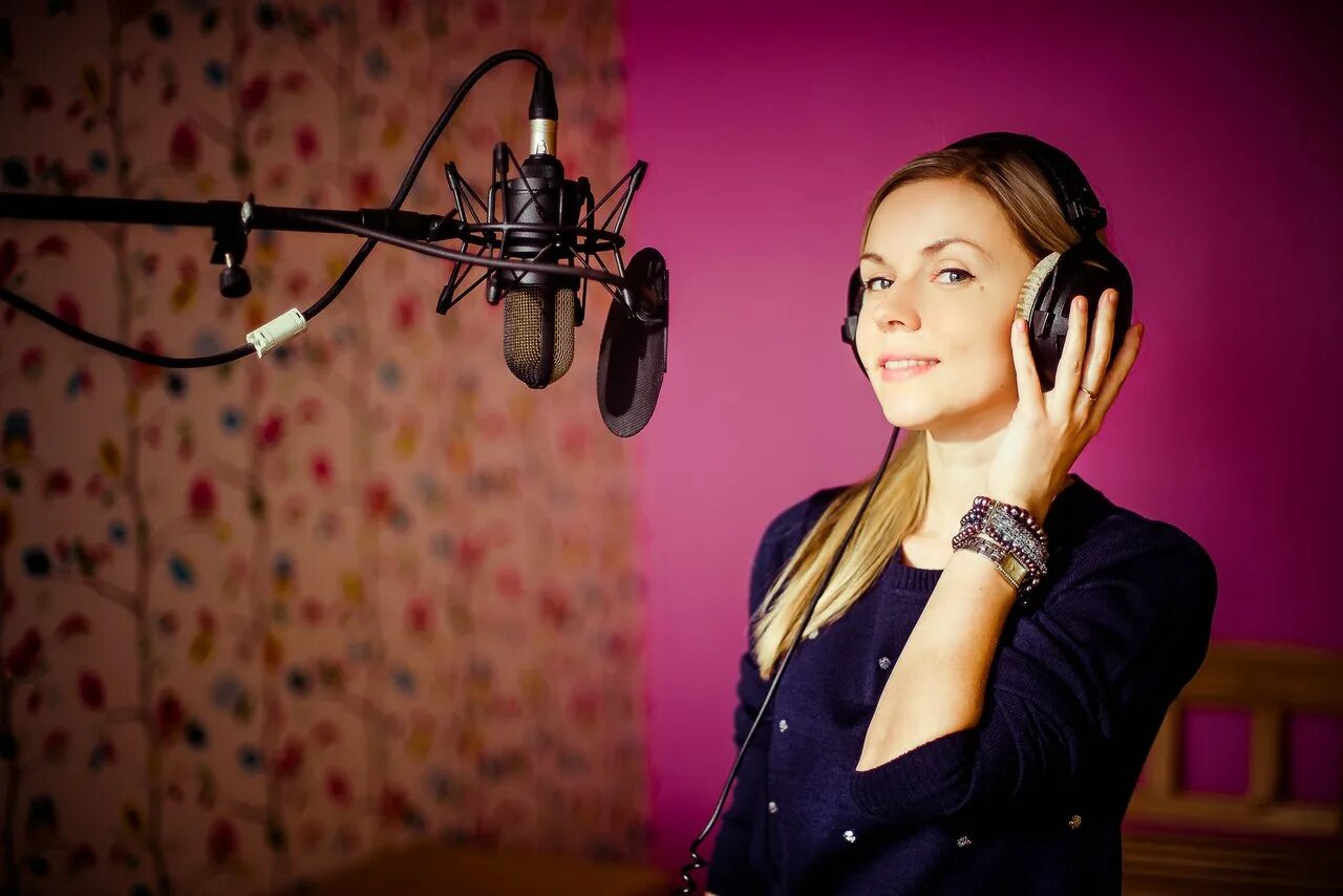 диджей с микрофоном. том кенни 2021. озвучивает в студии. озвучивание языков. александр кремнев озвучка.