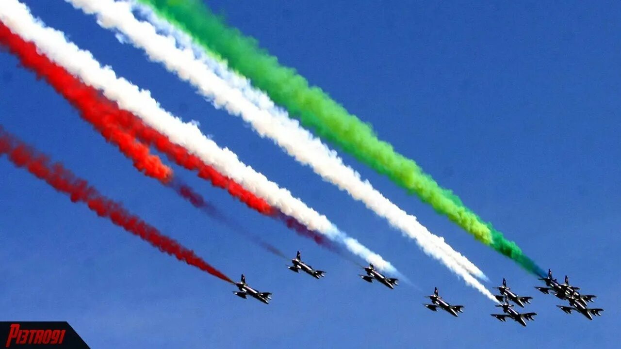 Самолеты триколор. Aermacchi mb-339. Эскадрилья самолетов. Какой канал про животных в tricolori. Frecce tricolori одежда.
