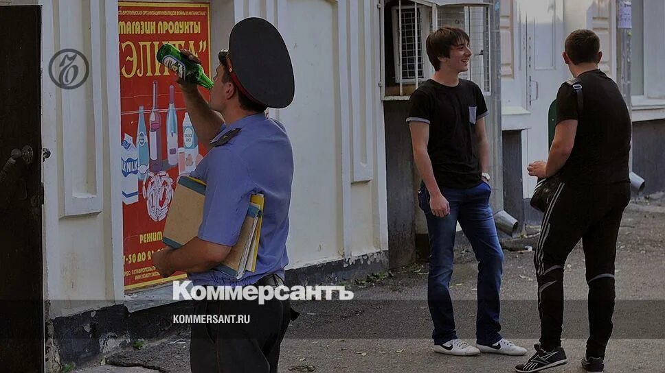 Ст мелкое хулиганство. Полицейский с пористунрком. Задержание наручники. Общение с милицией. Штраф за нарушение общественного порядка.