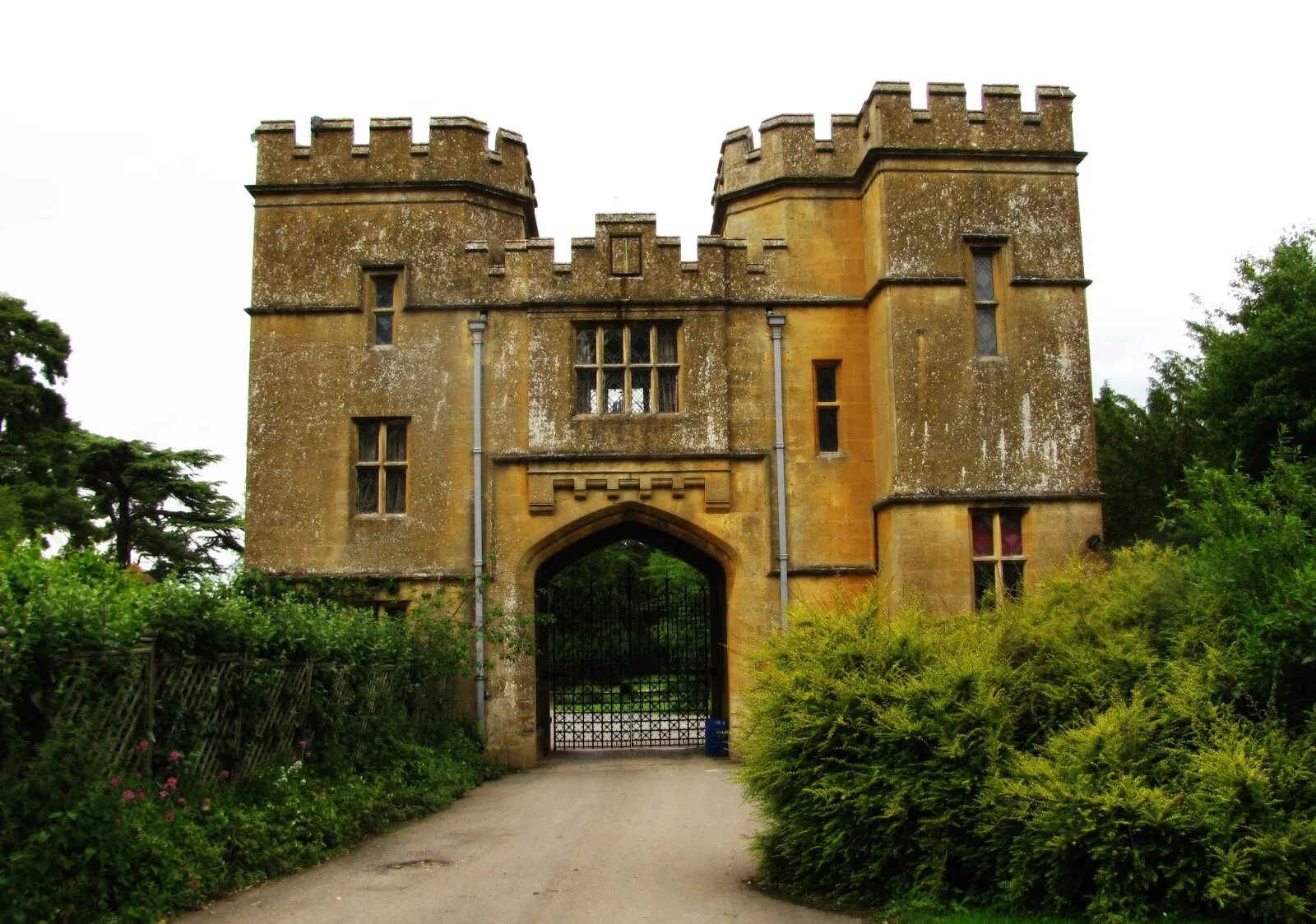 Бывший английский замок. Sudeley Castle. Замки Глостершир Англия. Замок Садели Англия. Сады замка Sudeley..