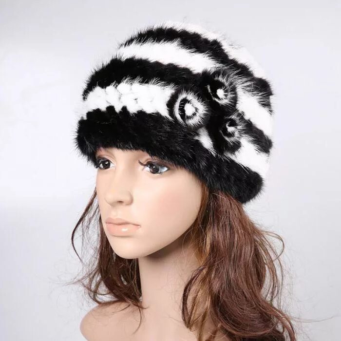 Видеть во сне шапки. Шапка черно белая вязаная. Ребенок надевает шапку. Сонник шапка вязаная примерять. Видеть во сне шапки.