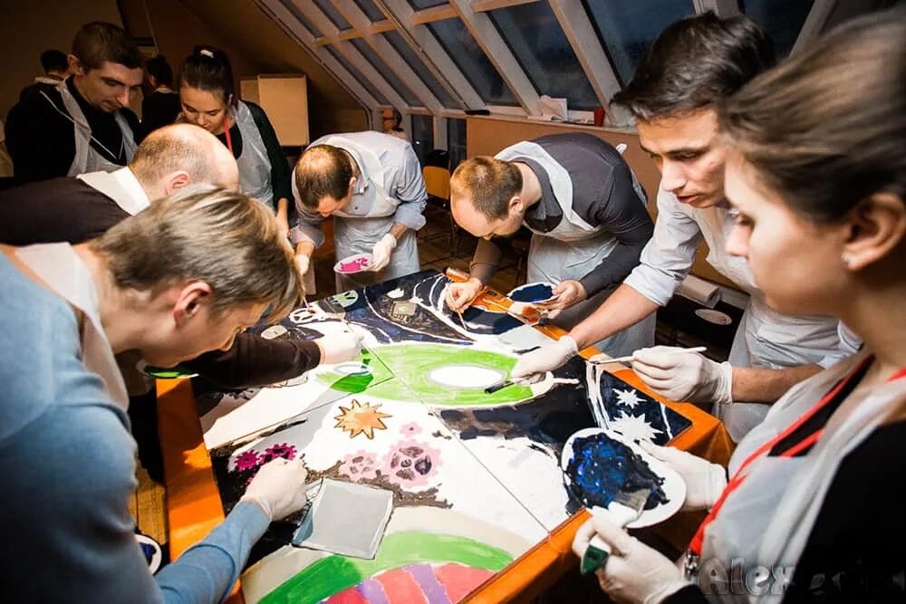 Креативные творческие мероприятия. Креативная работа. Арт объект тимбилдинг. Рабочий процесс в офисе. Мастер класс общая картина.