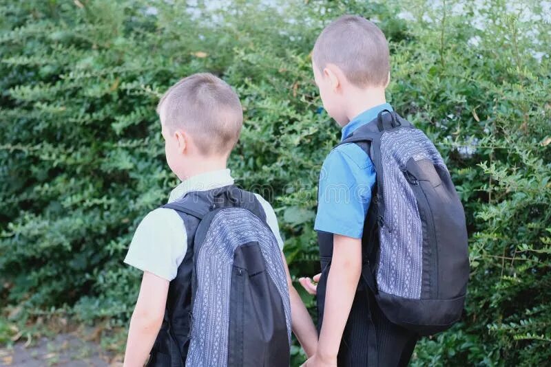 2 Школьника с портфелем. Любовь двух мальчиков школьников. Два мальчика с рюкзаками. Школьник с двумя рюкзаками. Попы школьников мальчиков