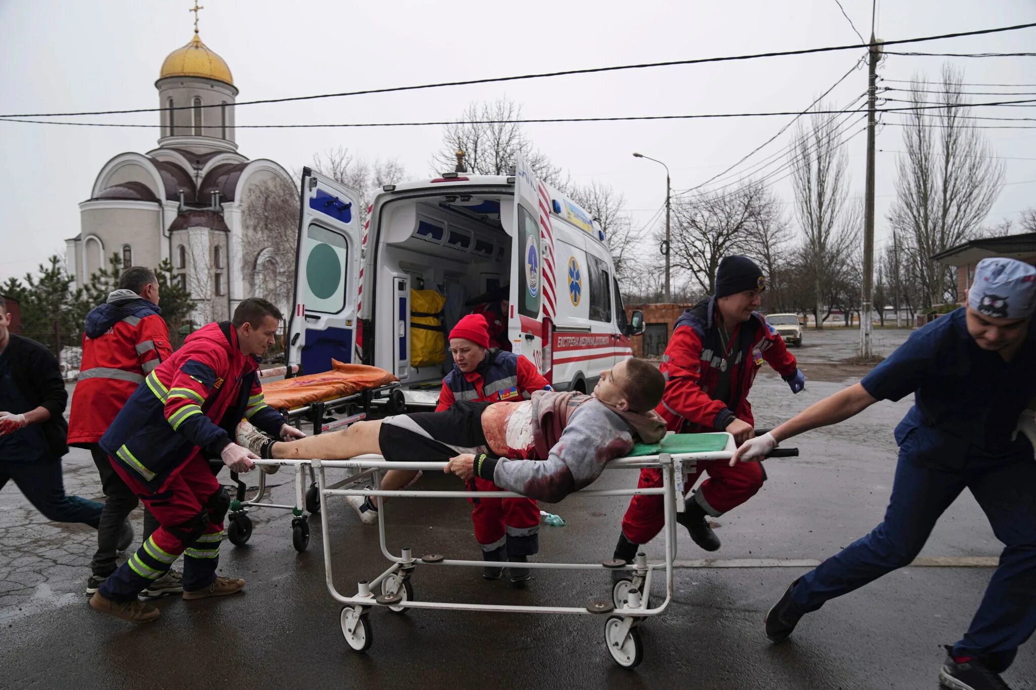 Эвакуация ЧС. Носилки для эвакуации раненых. Мариуполь пострадавшие. Украинцы ударили