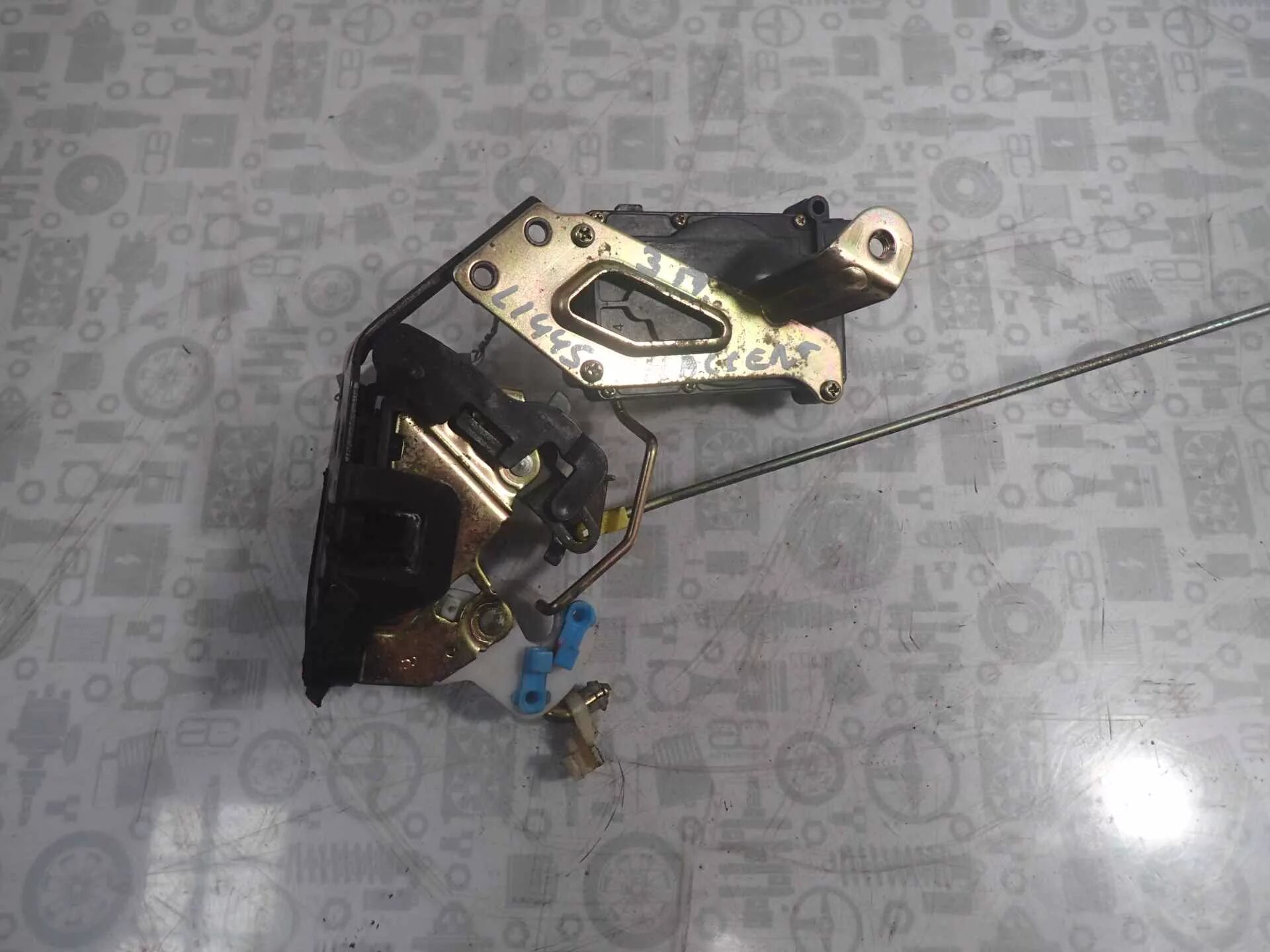 Замок задней двери форд фокус 3. Opel astra g 2008 замок задней двери артикул. Как выглядит задний замок. Как выглядит задний замок. Крепление замка багажника ваз 2109.