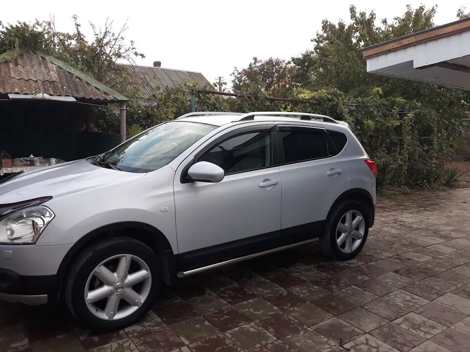 Рейлинги на ниссан кашкай j10. Рейлинги на Nissan Qashqai 2008. Nissan Qashqai j10 рейлинги. Nissan Qashqai j10 с рейлингами. Рейлинги на Ниссан Кашкай 2008.