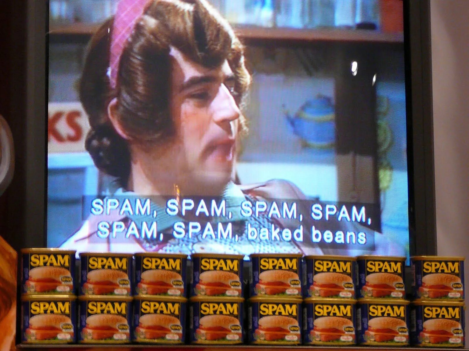 T me spammed ccs. Летающий цирк Монти Пайтона спам. Монти Пайтон спам. Реклама Spam ветчины. Spam консервы реклама.