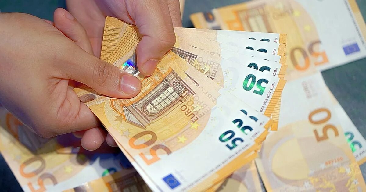3 000 евро. Пересчитывает евро. 50 Евро купюры в руках. Евро в руках фото. Евро деньги Сток.