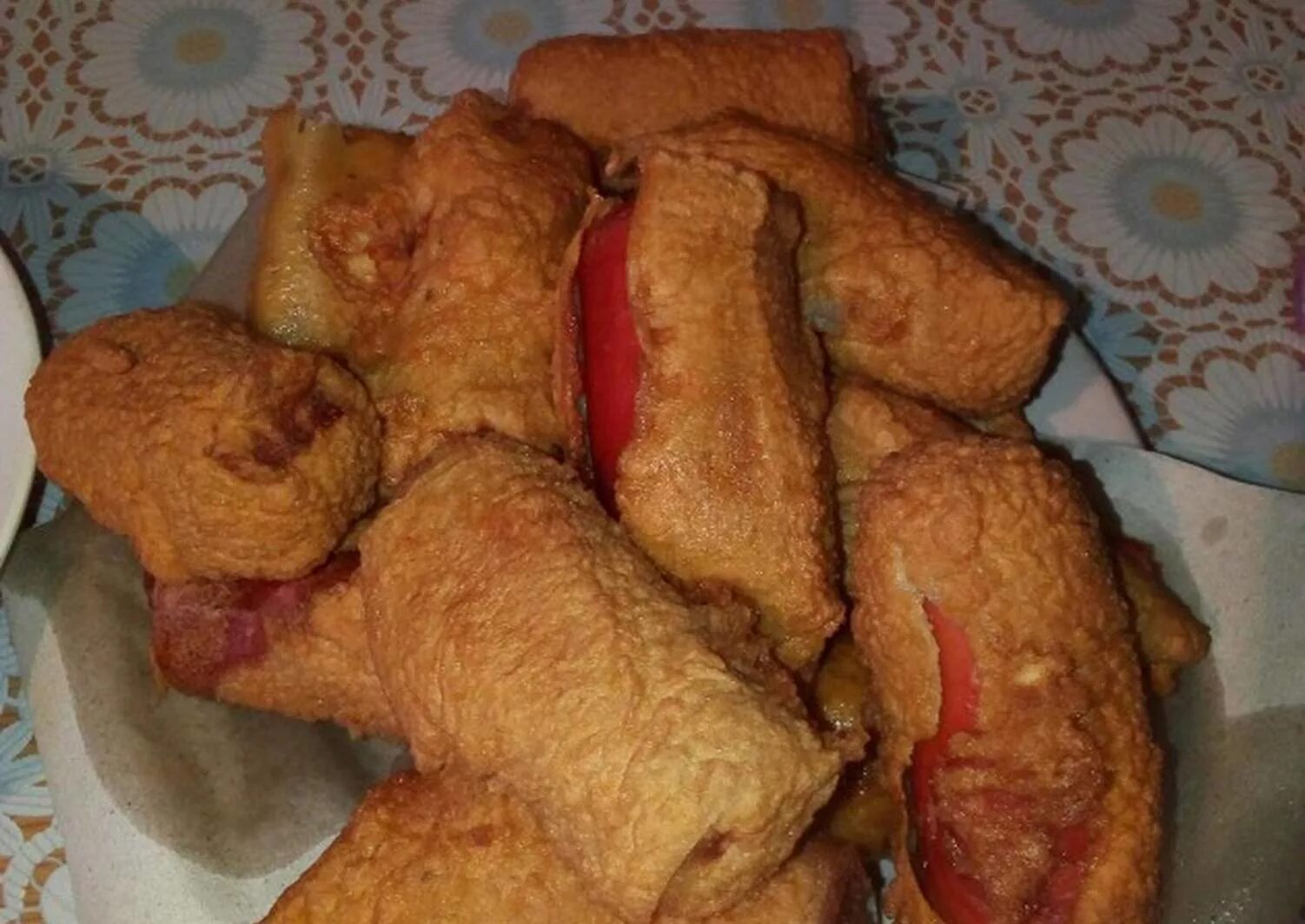 сосиски в кляре на сковородке. сосиски жареные в кляре. американский корн дог. рецепт сосисок в кляре на сковороде. сардельки в кляре.