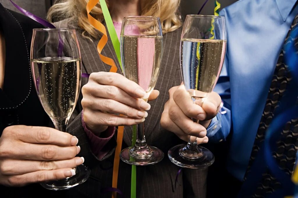 Алкогольные традиции. Алкогольные фирмы. Японец пьёт в ресторане. Алкогольные традиции. Алкогольные традиции.