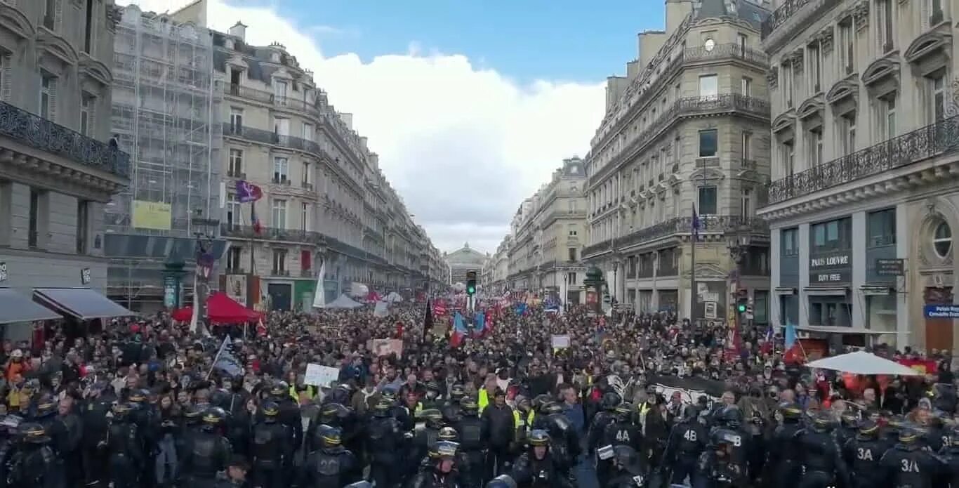 Французы сейчас. Протесты во Франции 2023. Франция люди на улицах. Протесты во Франции. Улицы Франции.