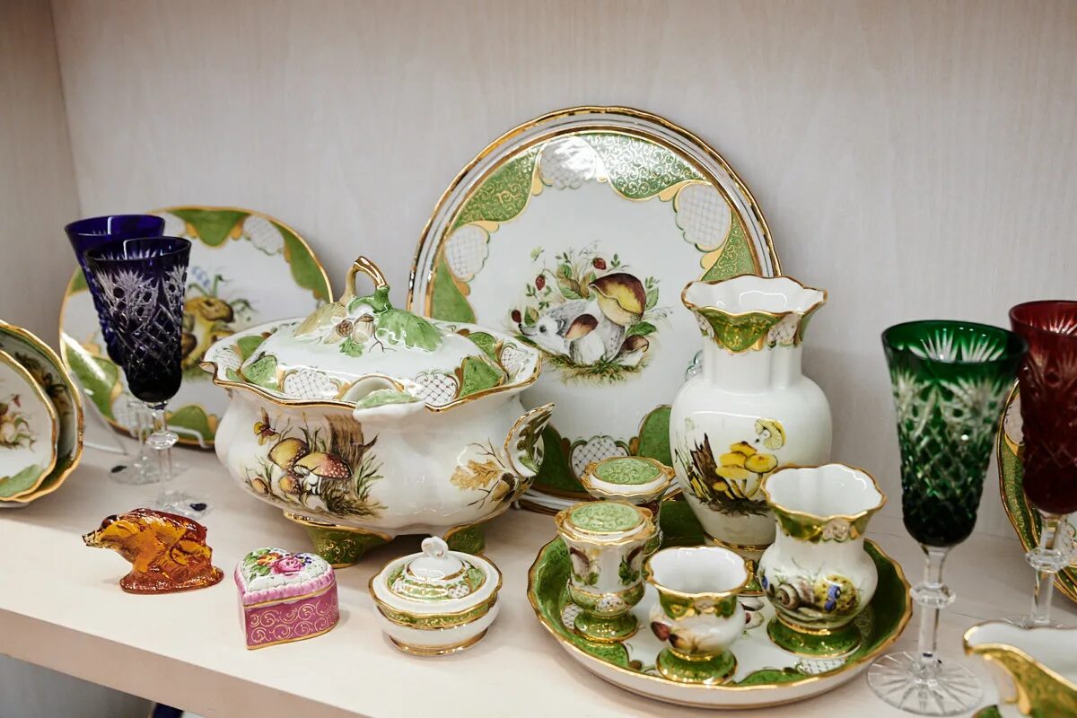 Сервиз с листьями. Дизайнерская посуда москва. столовый сервиз dinnerware east vs west. чайный сервиз мухоморы.