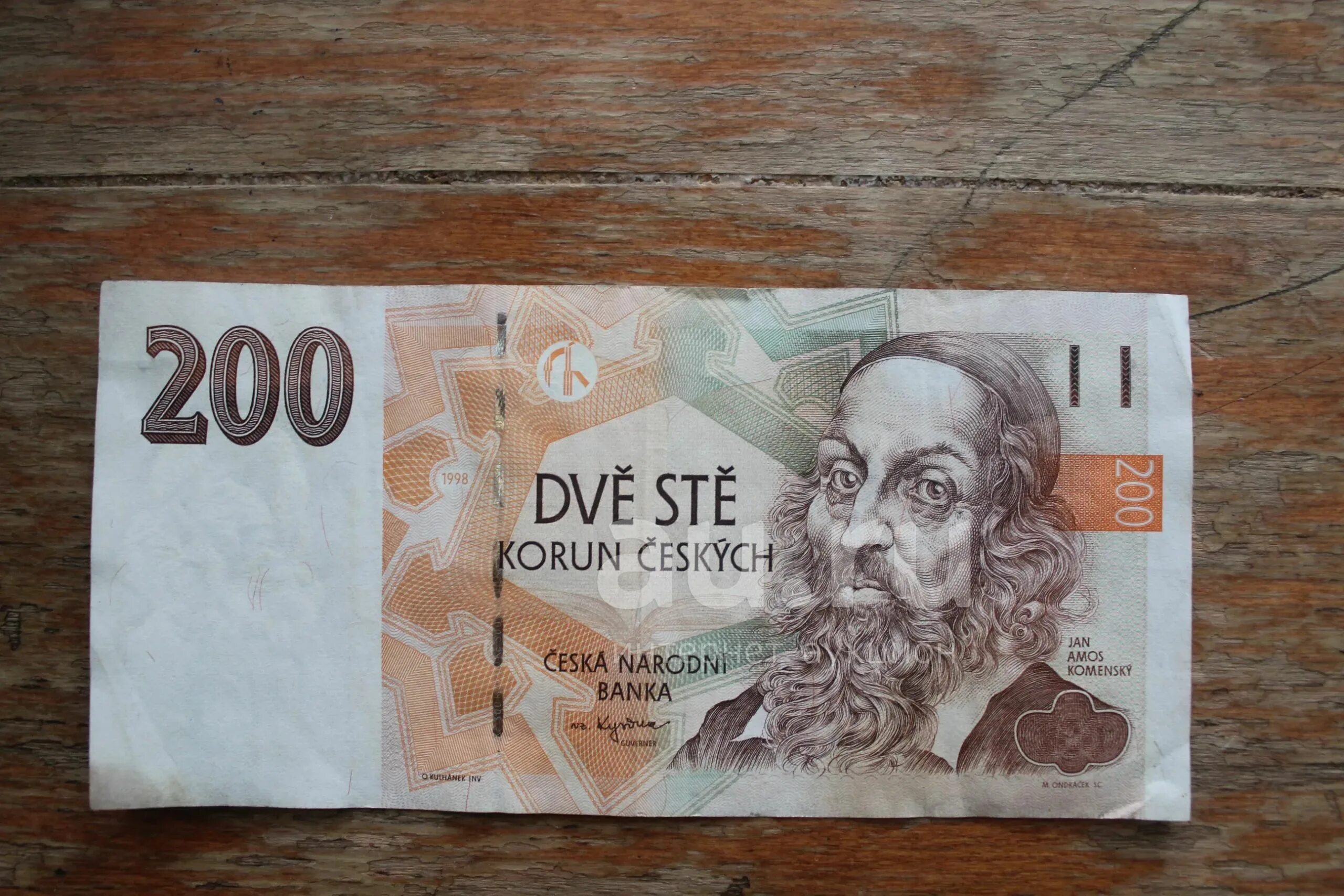 Деньги 200 korun. Korun ceskych какие деньги. Dva tisice korun в рублях. Как выглядит 200 коруни.