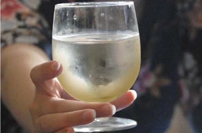 Появляется осадок. Осадок в воде. белые хлопья в воде. белый осадок в воде из скважины. хлопья в воде из скважины.