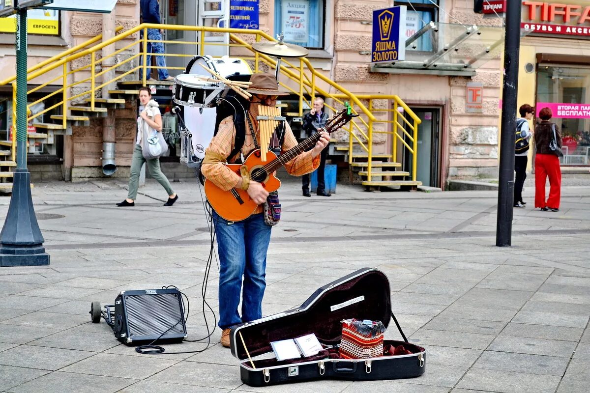 Музыка человек оркестр. Уличные музыканты. Музыканты на улице. Уличные музыканты Санкт-Петербурга. Уличные музыканты в Питере.