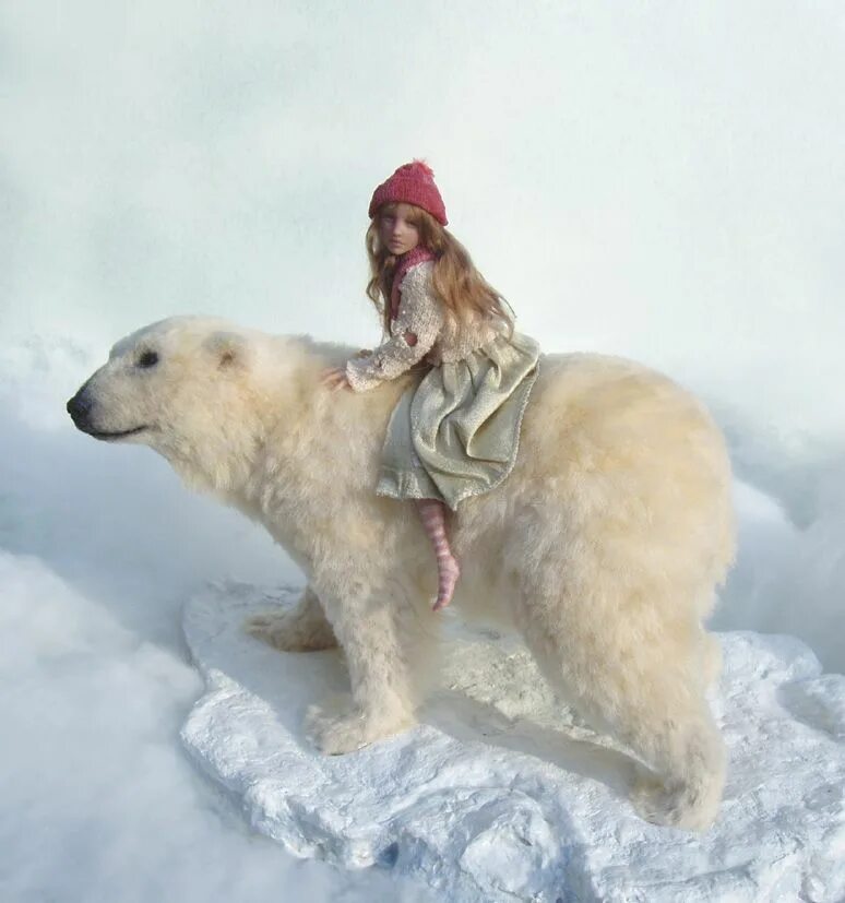 Кукла белый медведь. Верхом на медведе. Девушка и медведь. Девушка верхом на медведе.