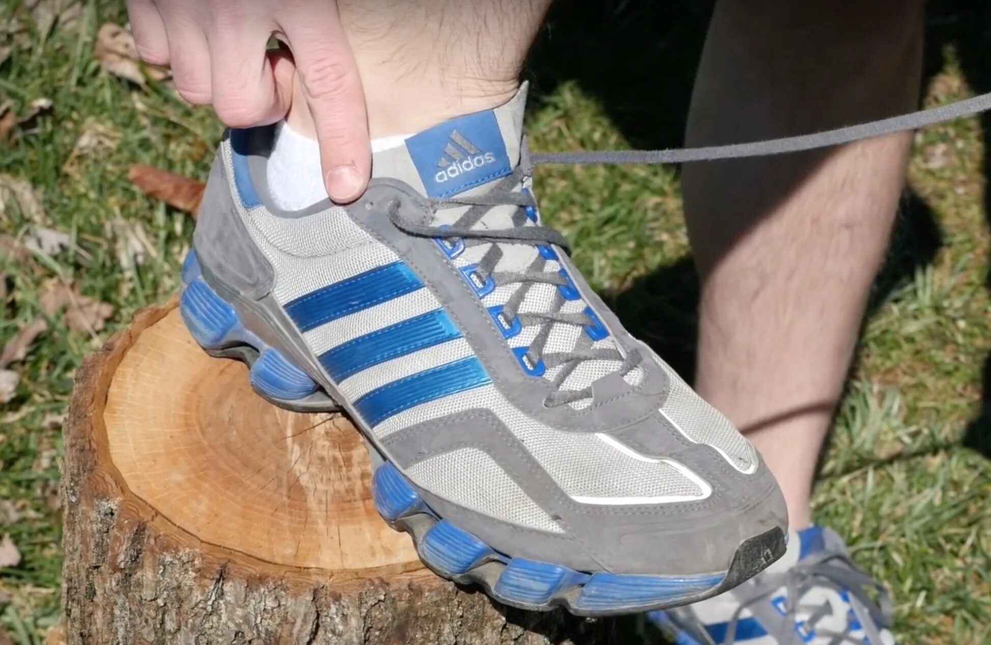 Кроссовки натирают пятку. Zip Ties на кроссовках адидас. Лайфхак шнурки на кроссовках. Кроссовки со шнурками. Кроссовки с дырками.