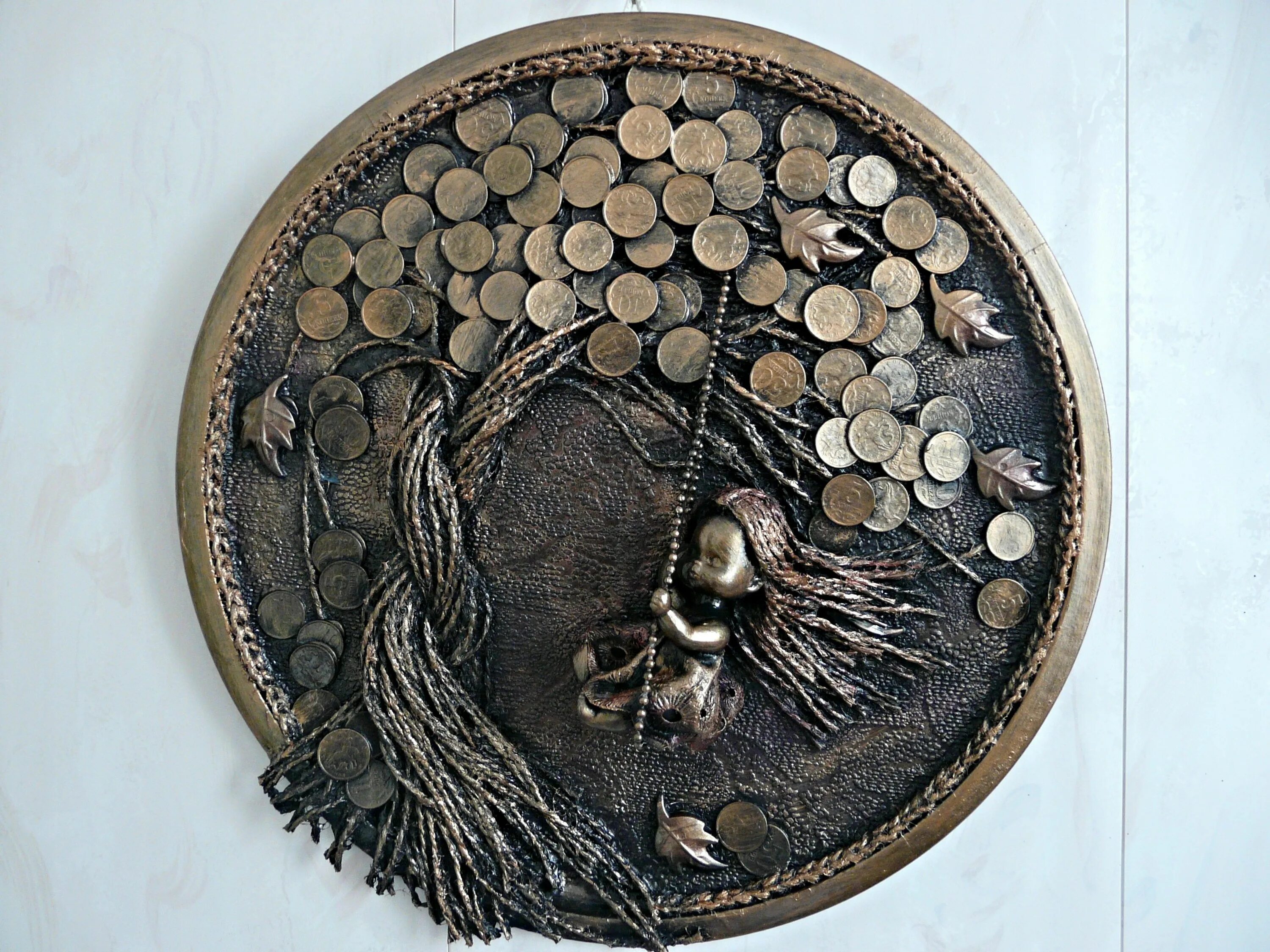 Монеты под деревом. Пейп арт. Панно дерево из монет. Денежное дерево картина. Монеты под деревом.