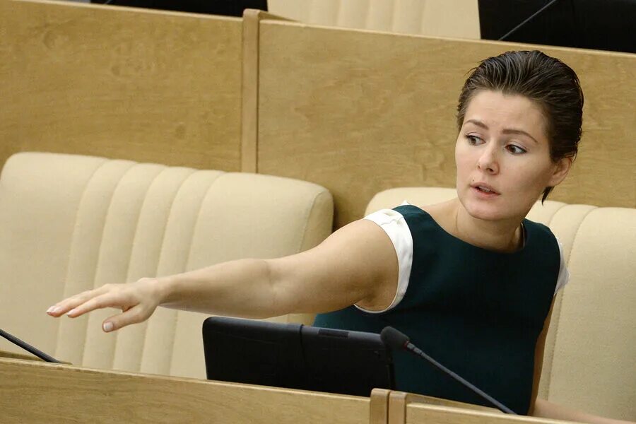 Депутат привел девушку с низкой социальной. Депутат привел девушку с низкой социальной