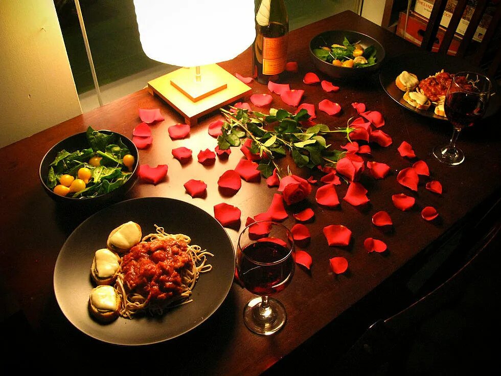 Красивый романтический стол. Стол для романтического ужина. Красивый ужин для любимого. Идеи для романтического ужина. Ужин подписать