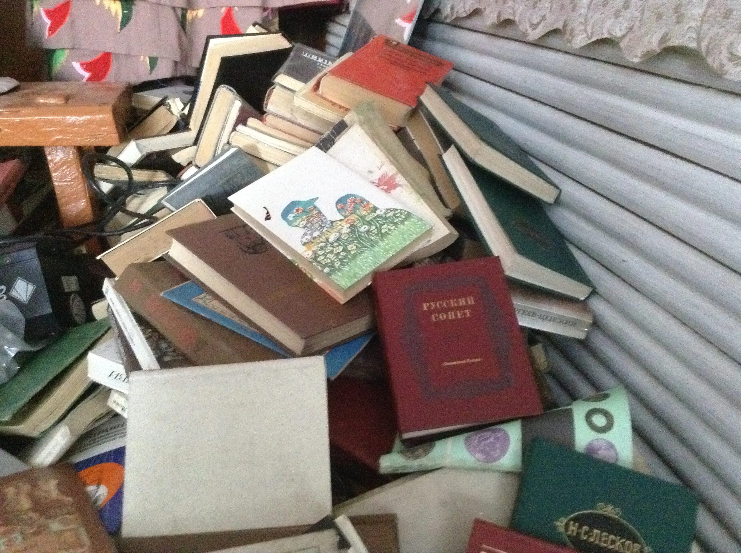 Ставрополь купить книгу. Книги на помойке. Книги в мусорке. Книжная свалка. Выброшенные книги.