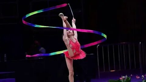 Жігіт қызды орнынан тұрғызады