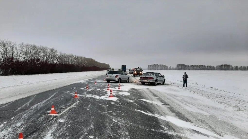 27 29 ноября. Авария на трассе Омск Исилькуль. Авария на трассе Омск Новосибирск. Авария в Марьяновском районе в Омске.