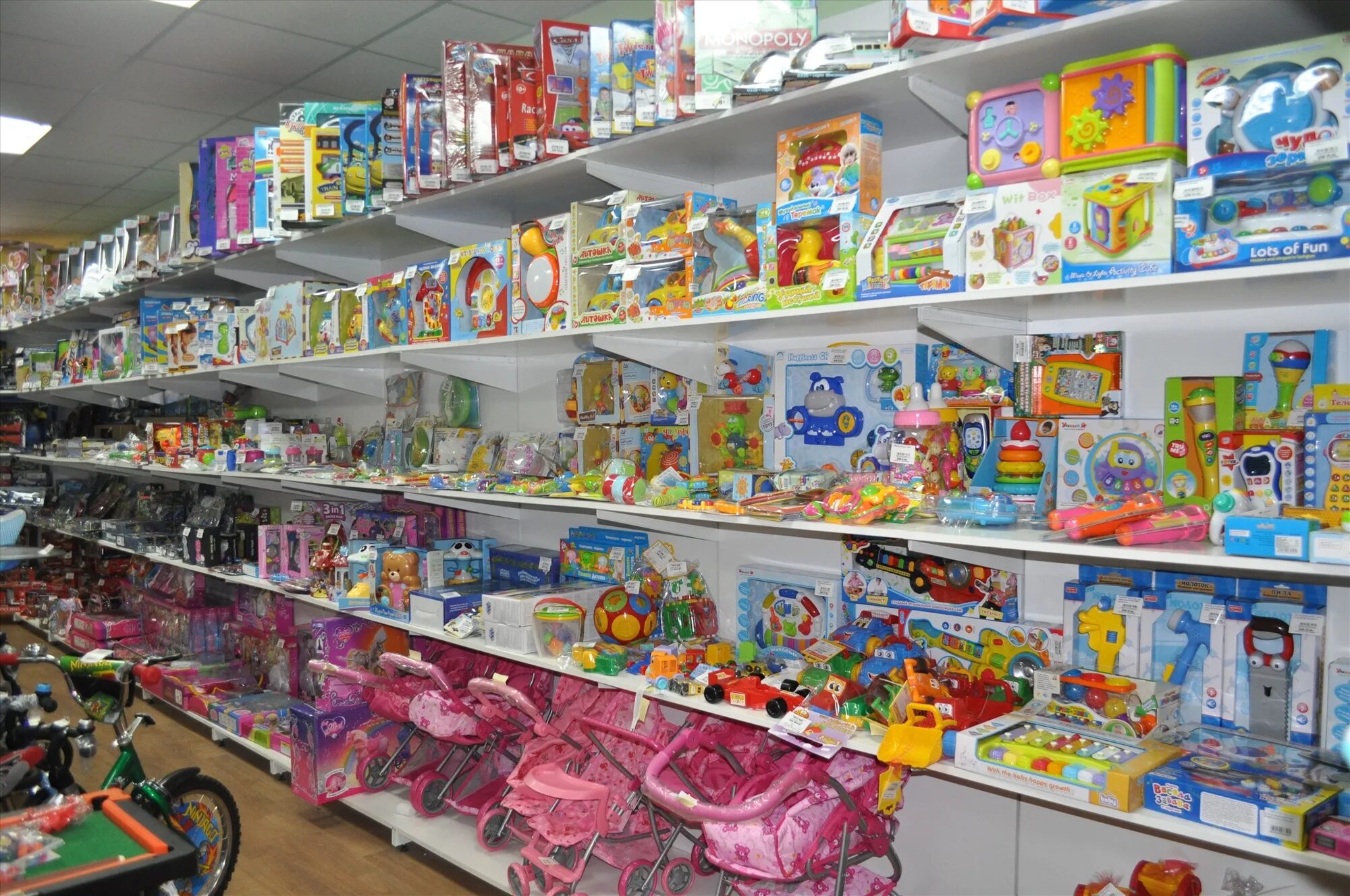 Где продаются в ульяновске. Магазин игрушек. Детские товары. Магазин детских игрушек. Игрушки из магазина.